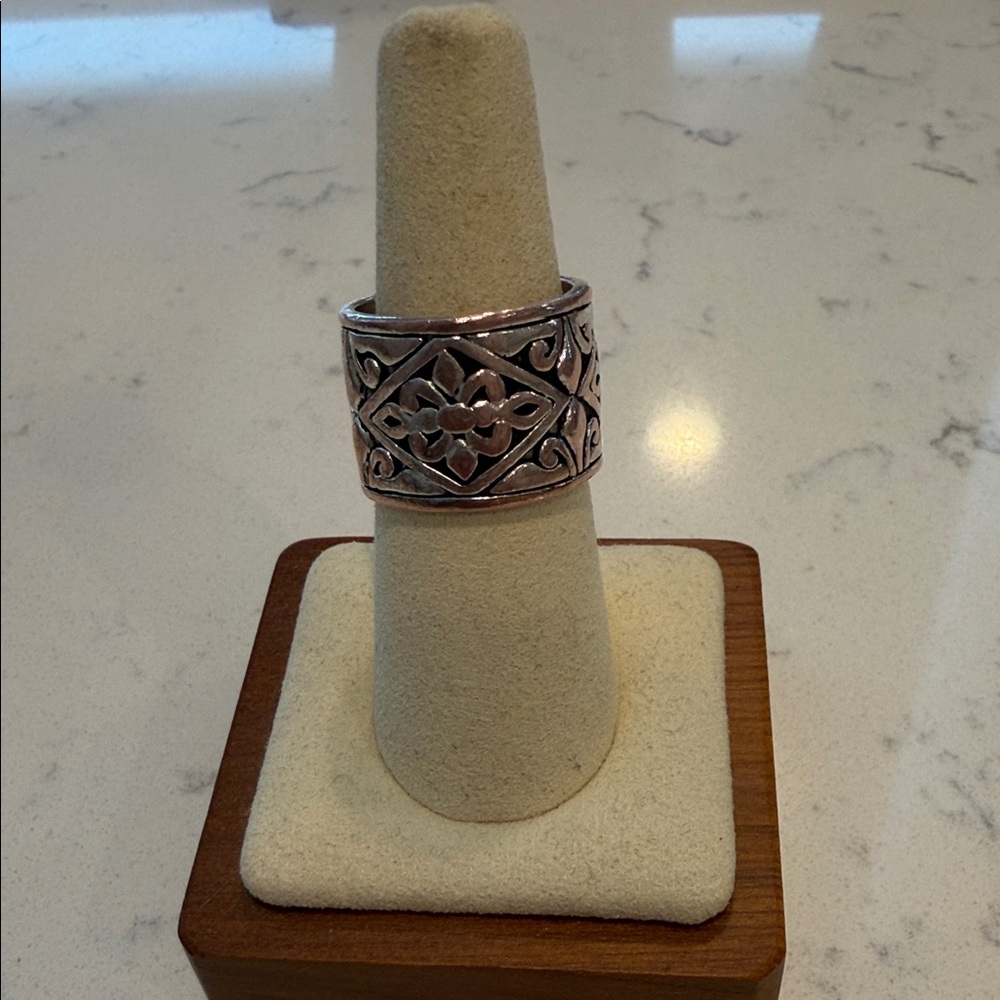 Source Unknown Elegant Silver Floral Ring